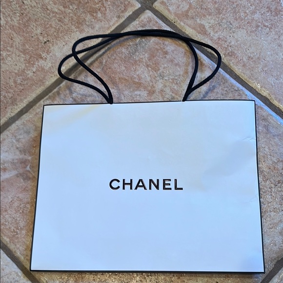 Chanel White COCO MademoiselleMake up bag with shopping bag combo - Picture 4 of 5